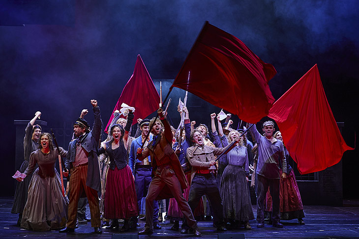 Thomas Hohler (Marius), Merlin Fargel (Enjolras) und das Ensemble ©Foto: Ludwig Olah